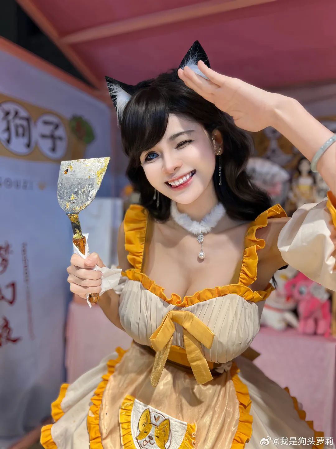 狗头萝莉新摊位要坐11小时绿皮火车,不做高铁疑立卖惨人设?引发网友热议!