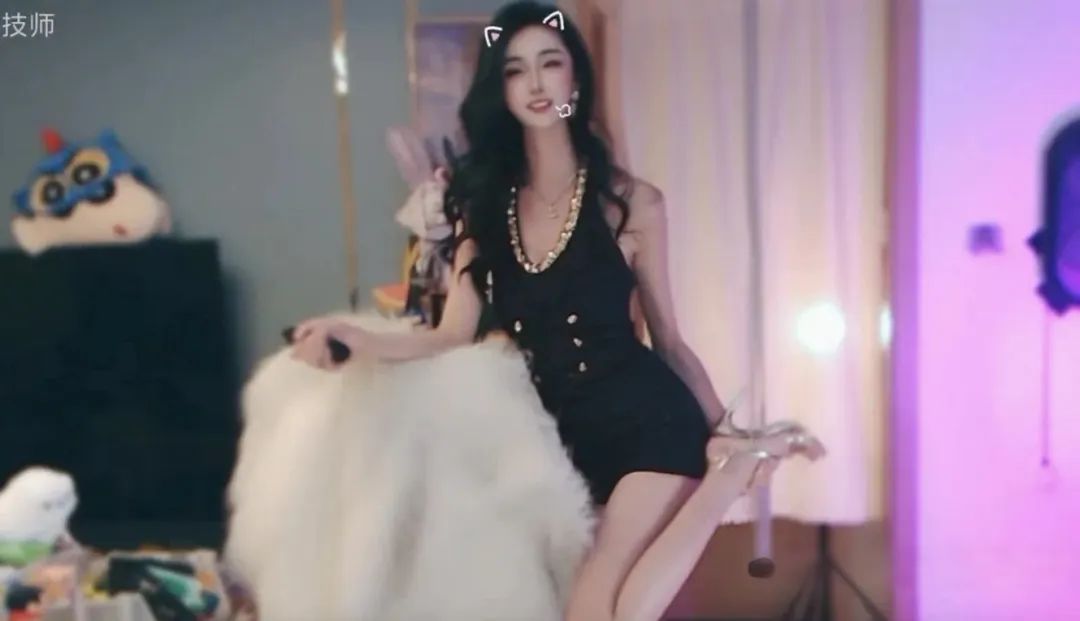 女主播被大哥点名跳韩舞,被网友嘲早期人类驯化,随后女主播放大招脱掉外套,显露完美腰线跟着音乐慢摇惊呆众人!