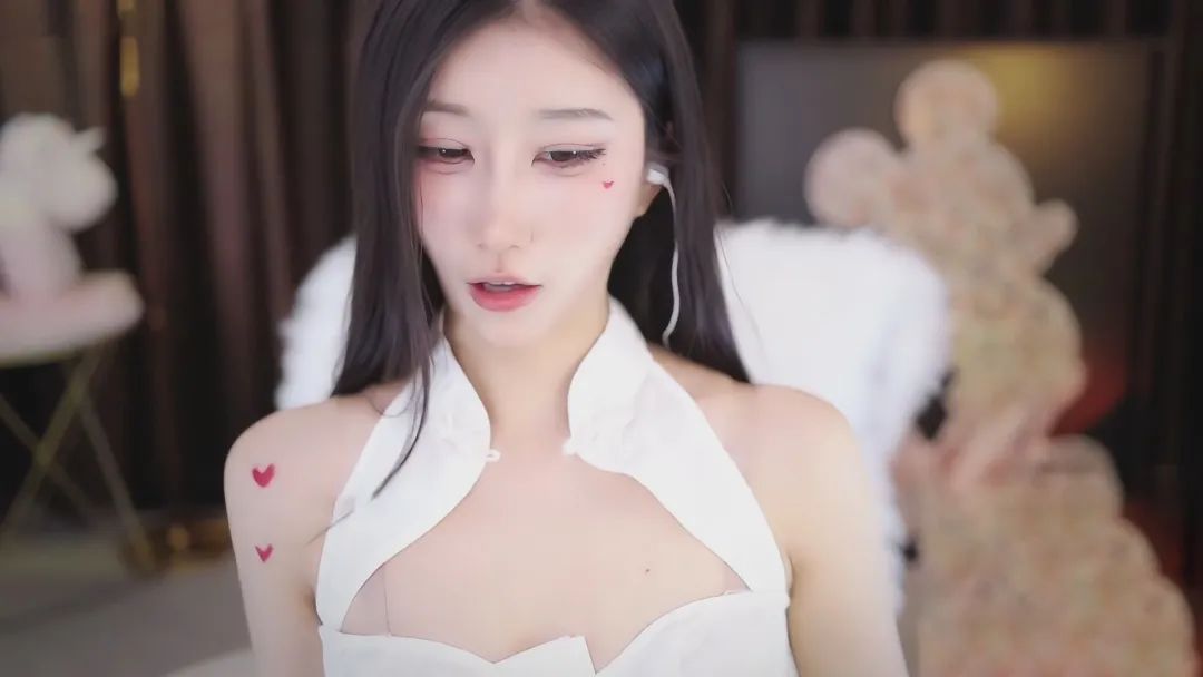 二次元女主播被某网友发“加密照”,发完后撤回,女主播称其没素质就算了,还没胆子!