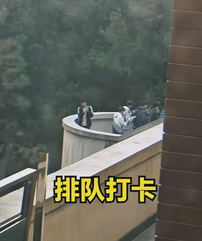 兰州交大情侣公共楼梯亲密瞬间，不雅行为掀起网络波澜