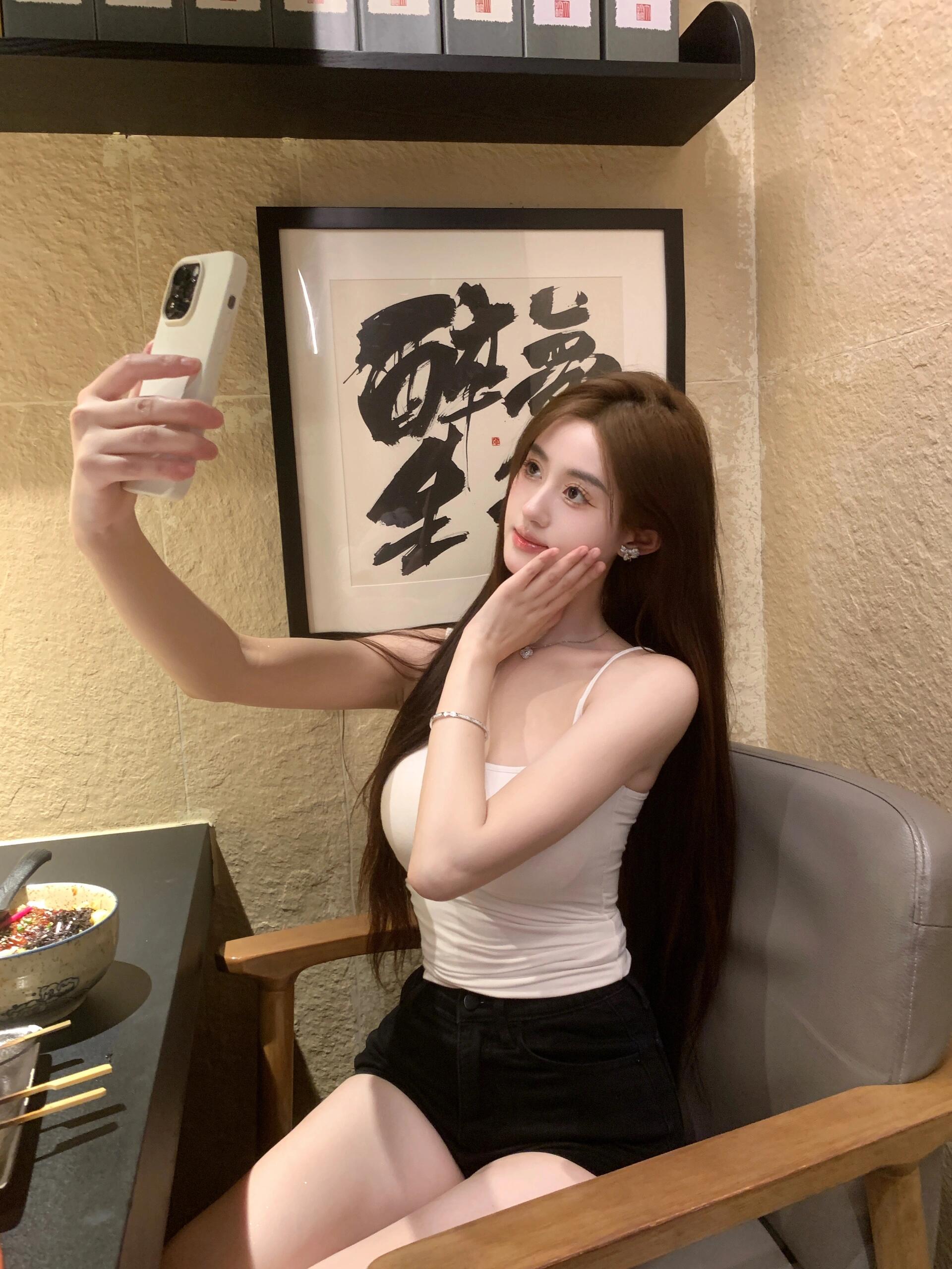 抖音小璐姐姐（本名王璐）与男友自拍流出，爱意浓浓