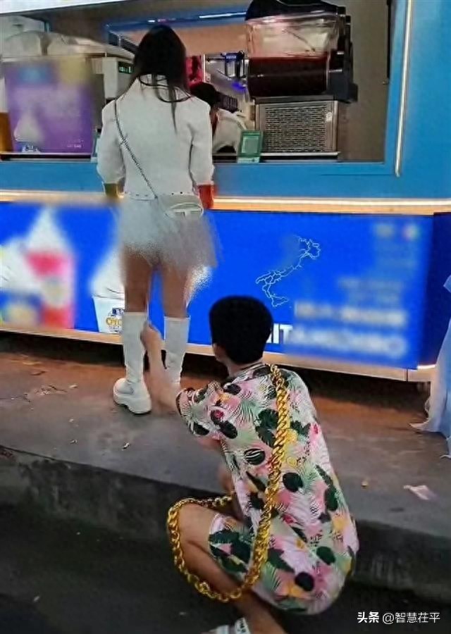 网红直播乱象何时休？竹签捅女游客臀部吸粉行为遭谴责